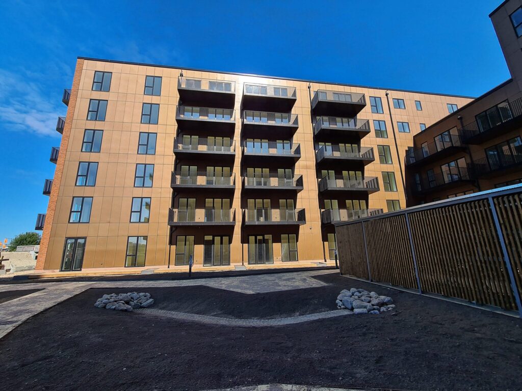 Lameller og kassetter i facade